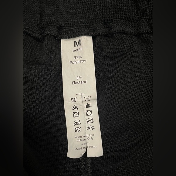 HALARA High Waisted Wide Leg
Waffle Black Pants Size Medium Petite - Picture 9 of 9